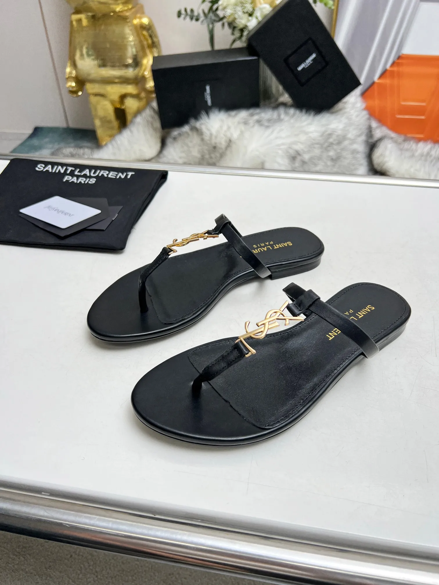 👟👟Ex-factory price 340👟👟 Genuine leather sole +40 Factory number: 5678-2 "Saint Laurent" YSL counter classic flip-flops. High-end customization and top quality. Continuing the family's classic hardware buckle design, it is simple and elegant. The flat 1CM bottom makes it easy for women to control. The unique back buckle design can make the shoes exude a sexy, sweet and feminine look. ▪️Upper: imported grade A cowhide ▪️outsole: Italian cowhide ▪️inner/foot pad: imported sheepskin ▪️heel height: 1cm ▪️size: 35-44 (43 44 customized, non-returnable)